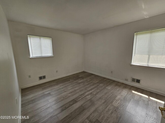 Building Photo - 204 Mill Creek Dr
