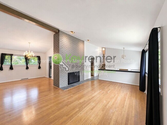 Building Photo - 608 Charlton Dr
