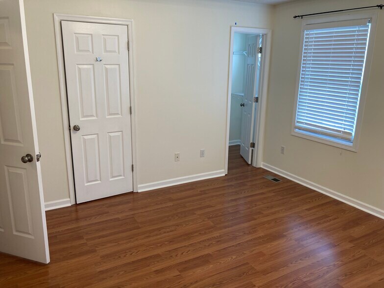 Master bedroom with vaulted ceiling, walking closet and en-suite master bath. - 1419 Founders Way