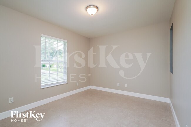 Building Photo - 2031 NE 9th Pl