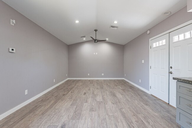 Building Photo - Spacious studio with just what you need!