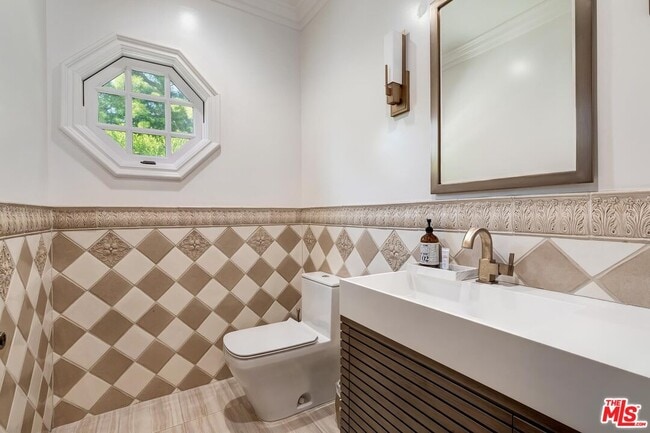 Building Photo - 6127 Rhodes Ave