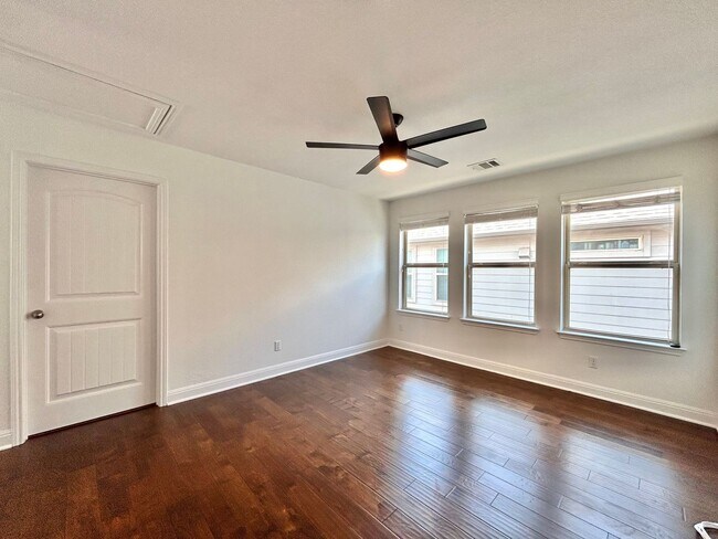 Building Photo - Beautiful and Contemporary 3 BR / 2.5 BA H...