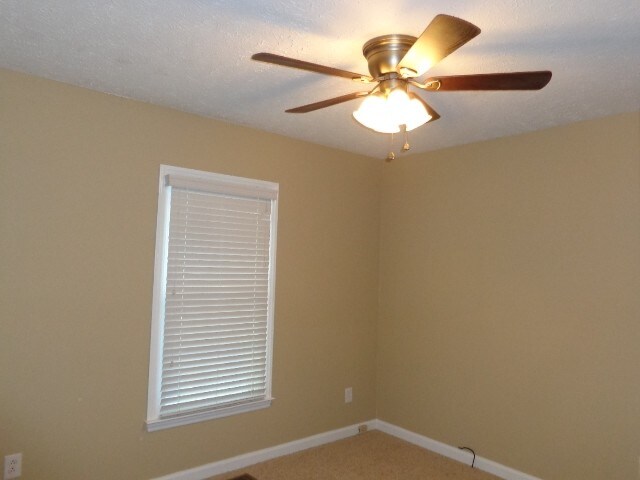 Building Photo - 2422 English Hill Dr