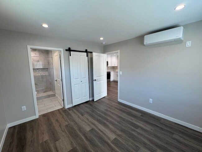 Building Photo - Modern-Brand New back house