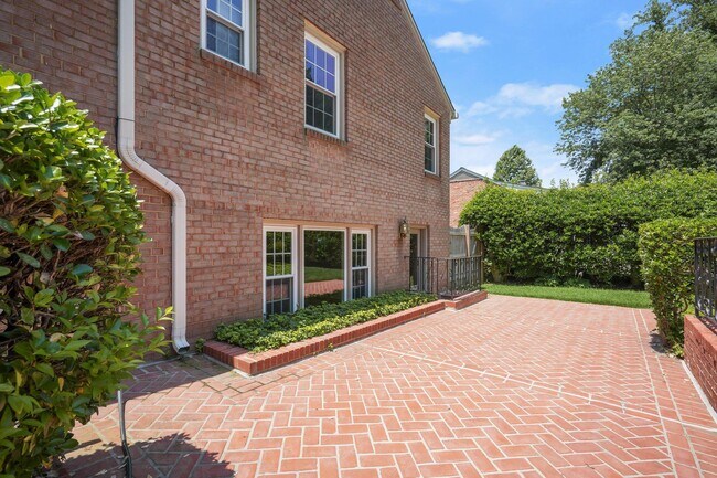 Building Photo - 7109 Radnor Rd