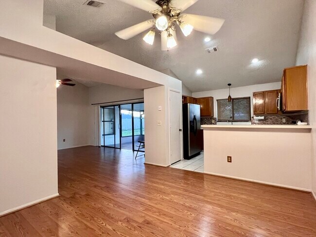 Building Photo - Spacious 3 bedroom 2 bath 2 car garage hom...
