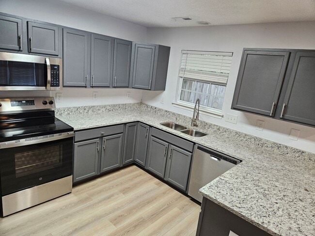 Building Photo - Stylish End Unit 3br 2.5ba TH in Cary! Ava...