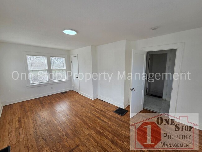 Building Photo - Beautiful 4 Bedroom 2 Bathroom in Kansas City!