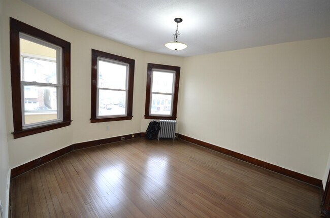 Building Photo - 413 Davis Ave