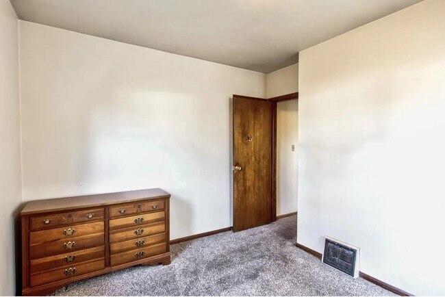 Building Photo - 2 Bedroom Full of Character