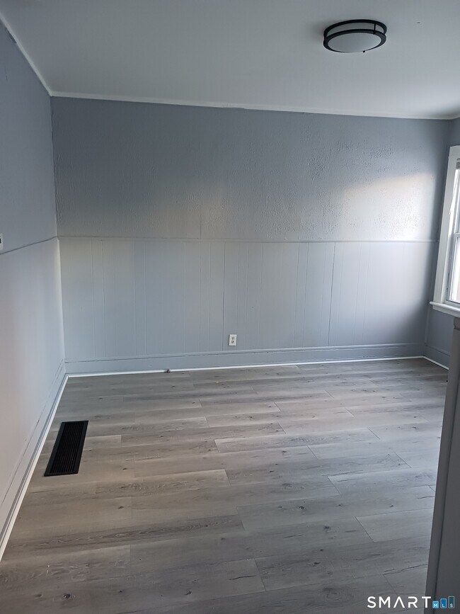 Building Photo - 28 Crescent St