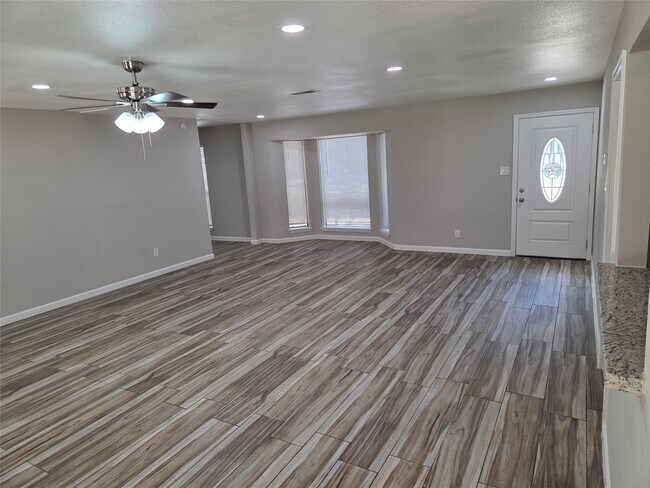 Building Photo - 592 River Plantation Dr