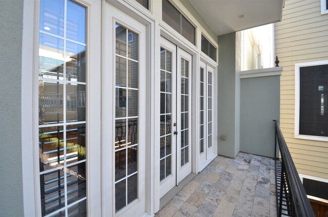 Building Photo - 1818 Binz St