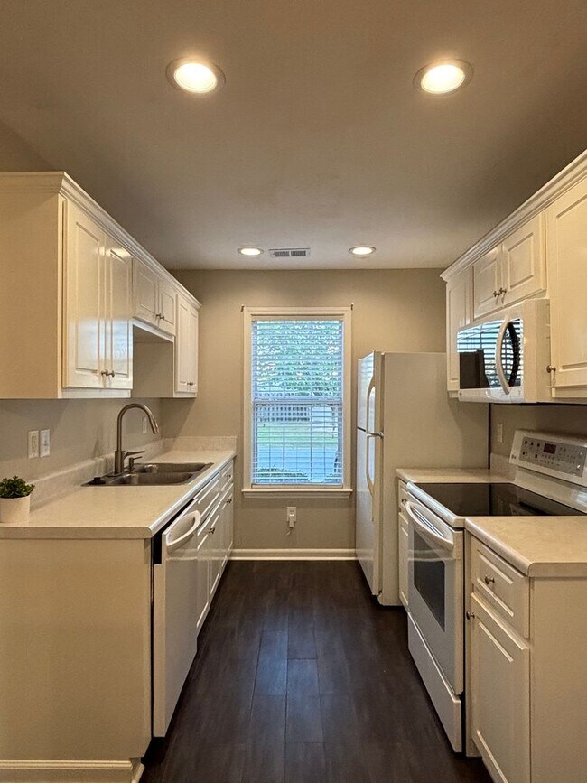 Building Photo - AVAILABLE NOW- LOW MAINTENANCE, MOVE-IN READY PATIO HOME IN NE COLUMBIA!!