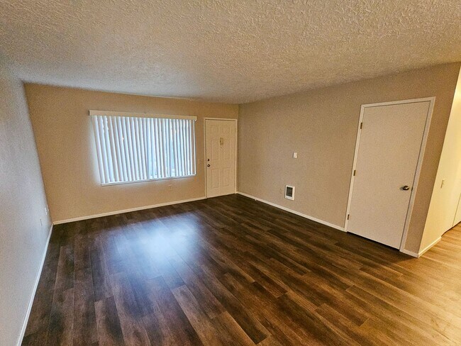 Building Photo - 506 NE Dallas Ct