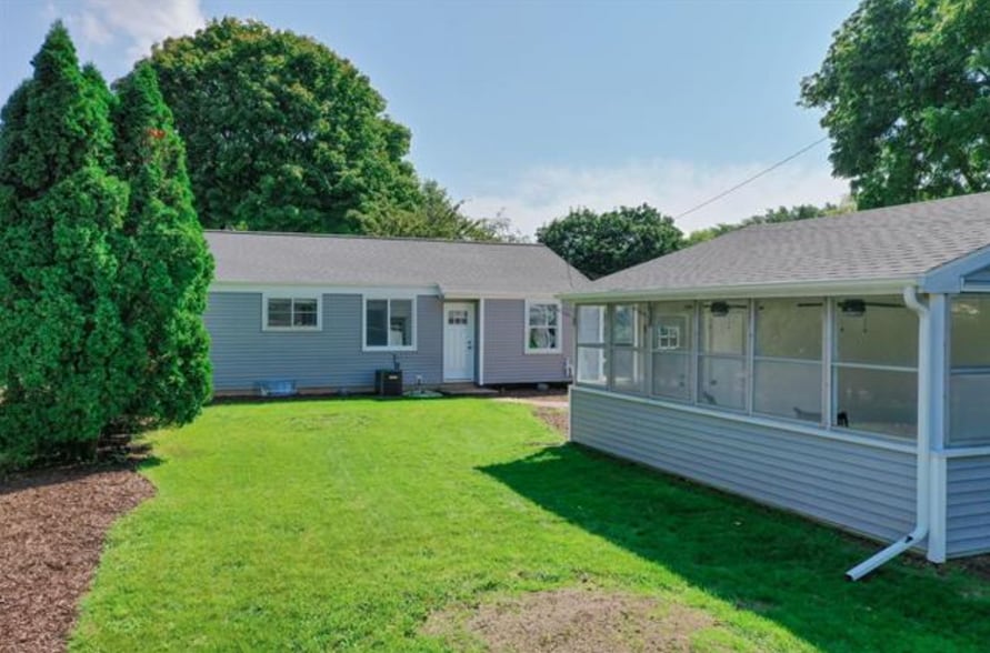 Building Photo - 1222 S Oneida St