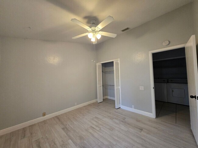 Building Photo - Beautiful and spacious remodeled unit