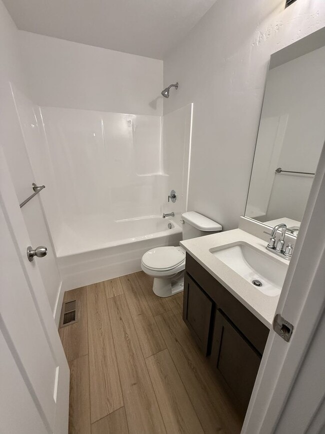 Building Photo - Spacious 3-Bedroom Upper-Level Home in Gra...