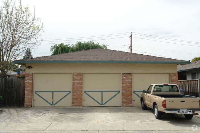 Building Photo - 817-821 Teresi Ct
