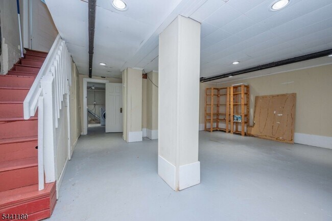 Building Photo - 42 Gates Ave