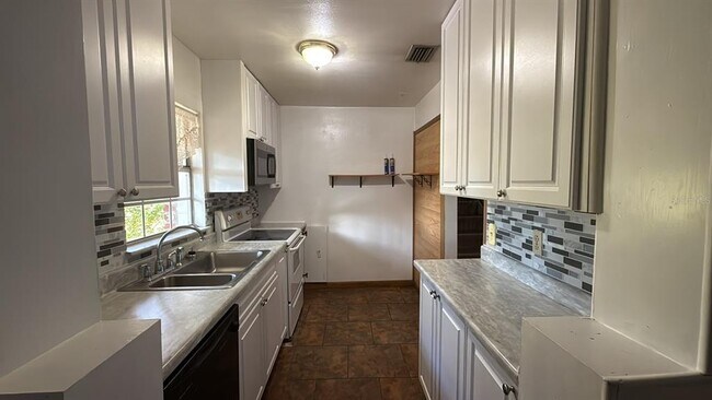 Building Photo - 37234 Jernstrom Ln