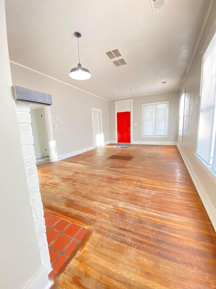 Building Photo - 1936 E McLemore Ave