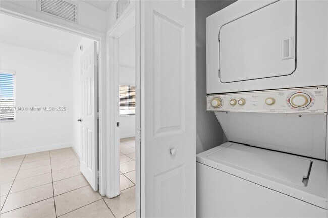 Building Photo - 2437 W 78th St