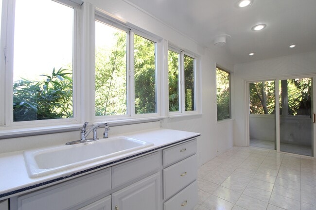 Building Photo - Dolores Heights: Sun-filled 1 Bedroom Home...