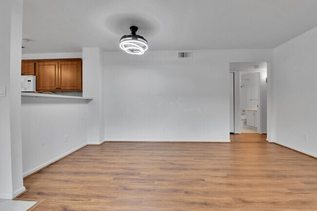 Building Photo - $1,825.00, 2-bed, 2-bath condo in Lakewood.