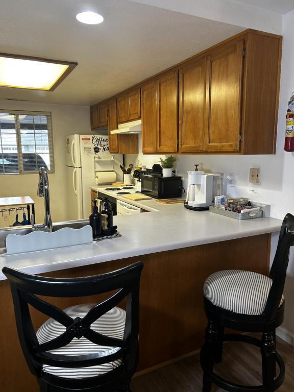 Building Photo - 563 Primrose Dr