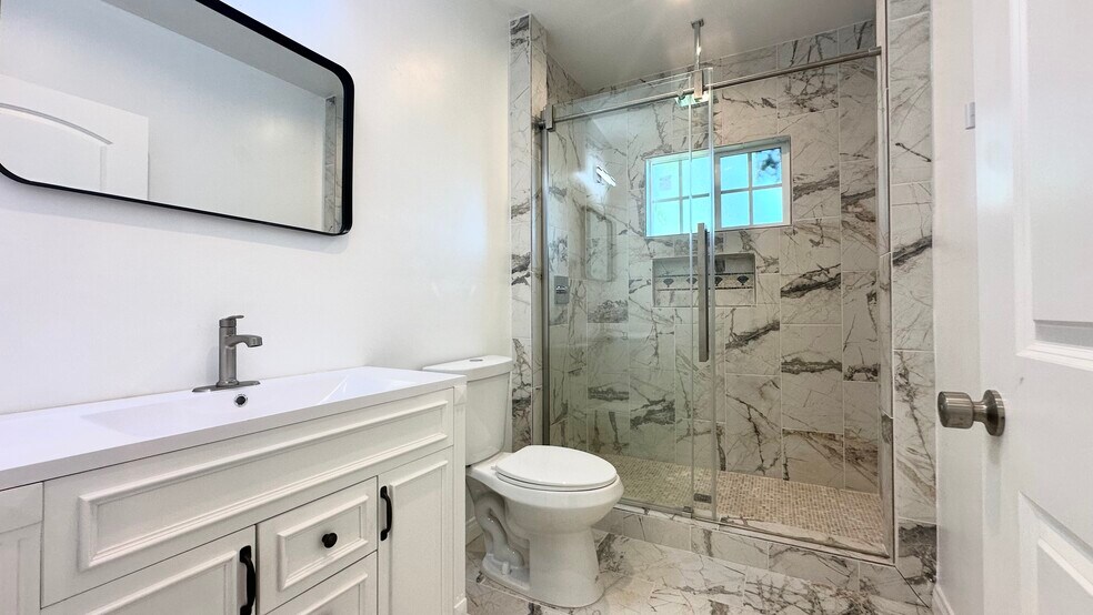 Building Photo - 16023 Wyandotte St