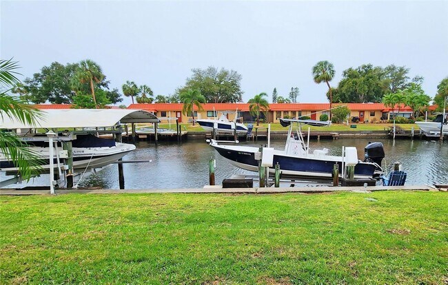 Building Photo - Adorable 1/1 condo with dock and amenity community