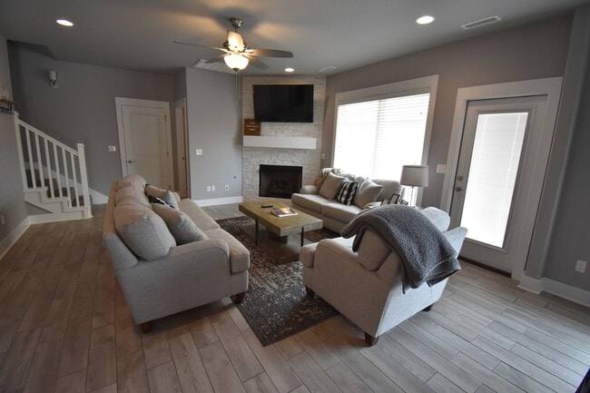 Building Photo - Luxurious 4 Bedroom 2.5 Bathroom in the Heart of Fayetteville, Arkansas!!