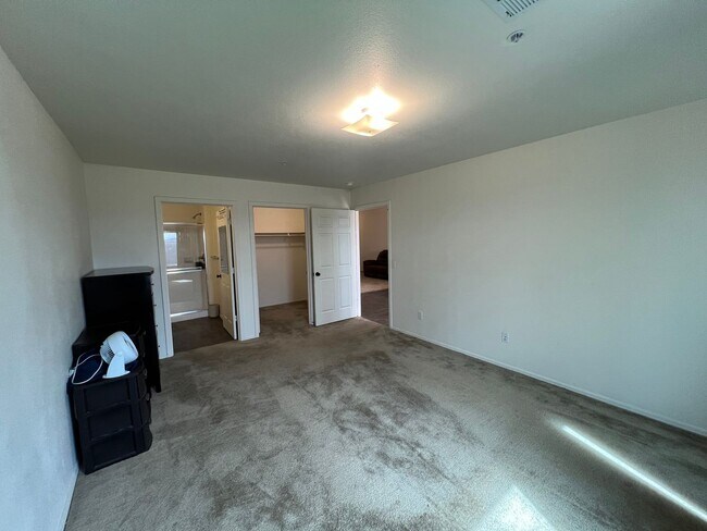 Building Photo - 3 BEDROOM HOME WITH SOLAR IN DESERT SKY!
