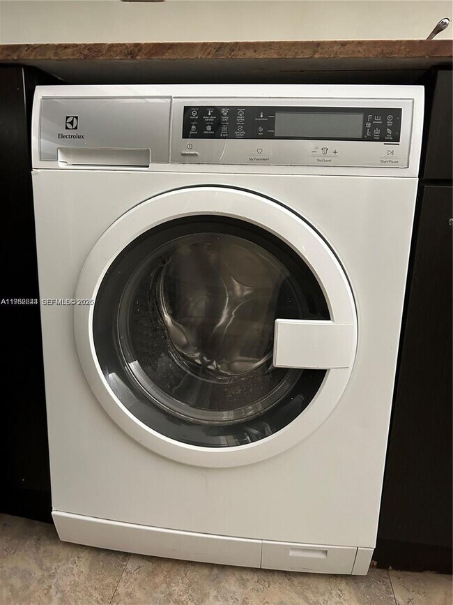 Building Photo - 1500 Bay Rd