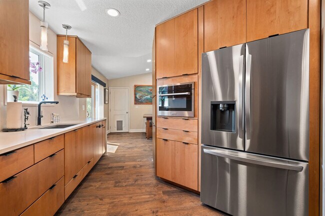 Building Photo - 430 Arricola Ave