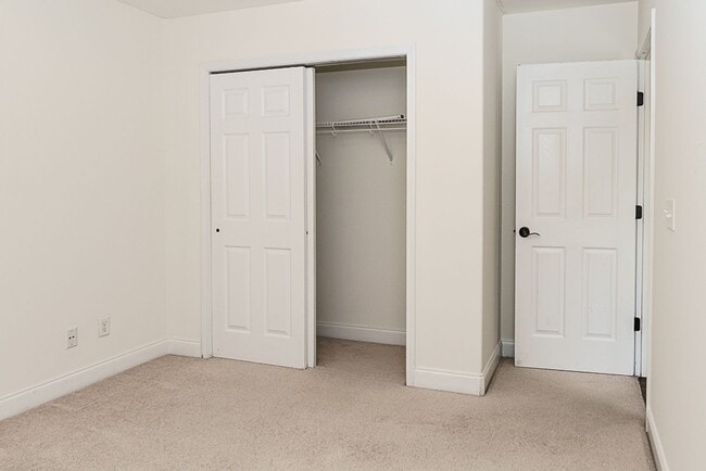 Building Photo - Three Bedroom House with Gated Backyard