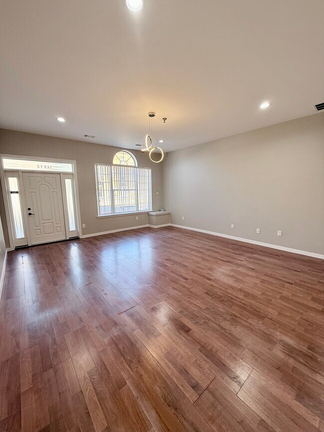 Building Photo - 14072 Lakeside Blvd N