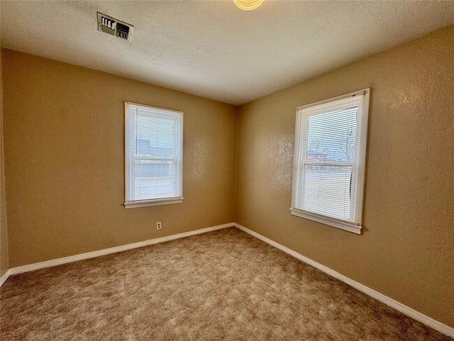 Building Photo - 711 N Broadway Ave