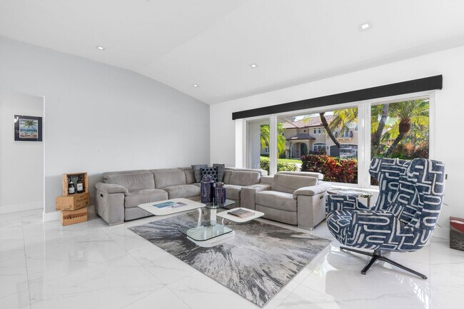 Building Photo - 2813 NE 29th St