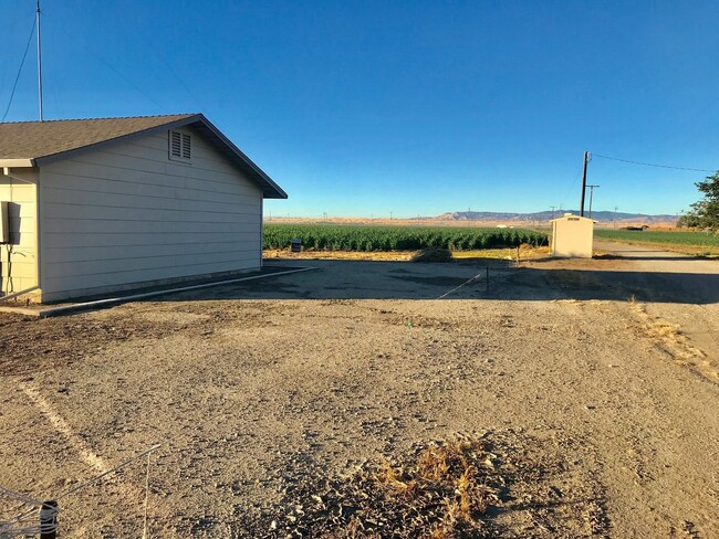 Building Photo - (EASY COMMUTE).  Beautiful Country Home!!