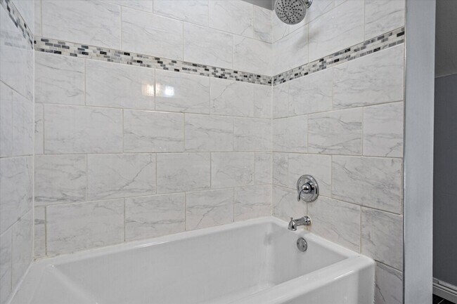 Upstairs full bath - 829 W Lincoln Ave