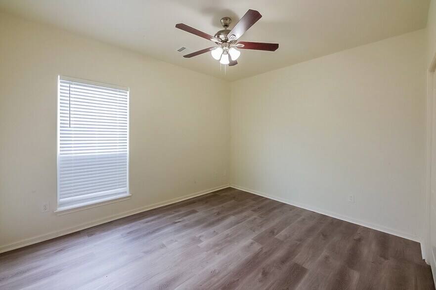 Building Photo - 6115 Oak Bay Dr