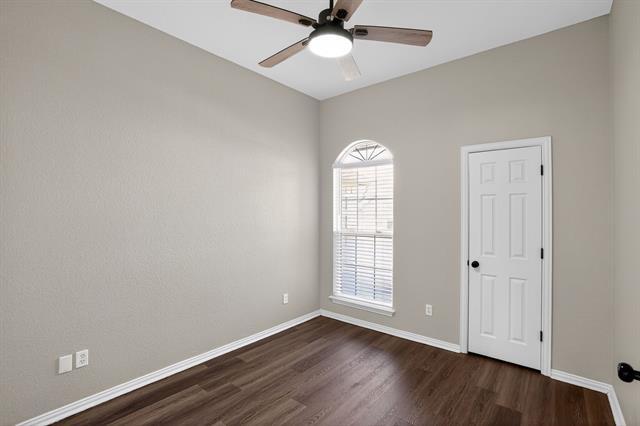 Building Photo - 402 Taos Ct E