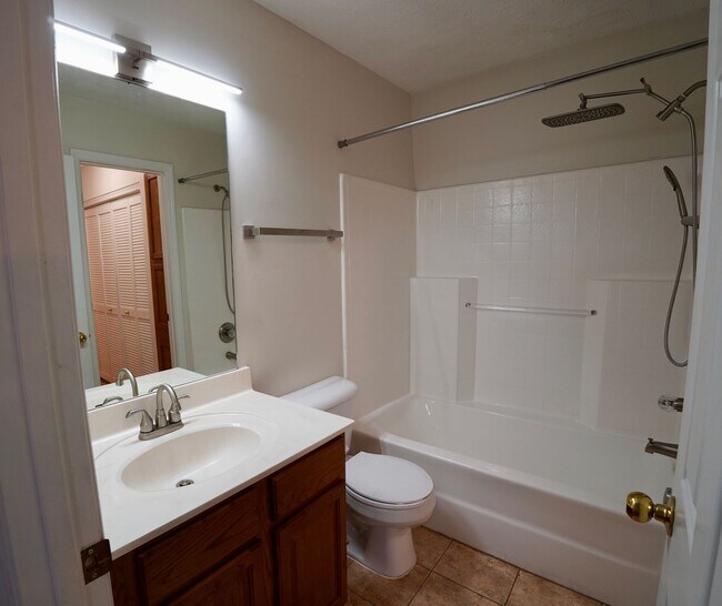 Building Photo - NICE One Level Nashville Area Home Near Lakes and Airport!