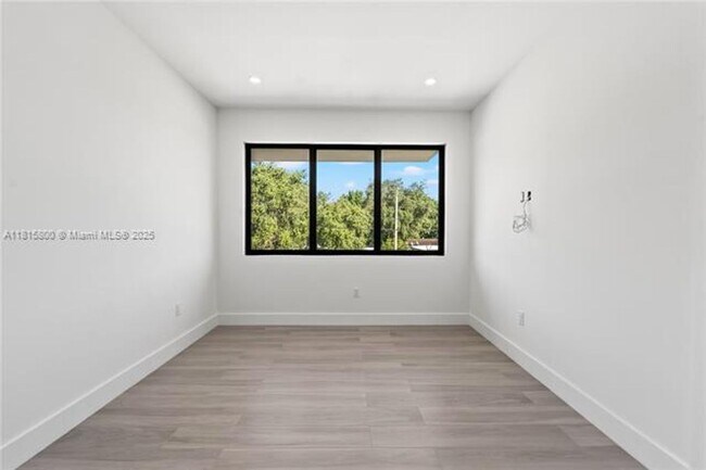 Building Photo - 740 NW 24th Ct