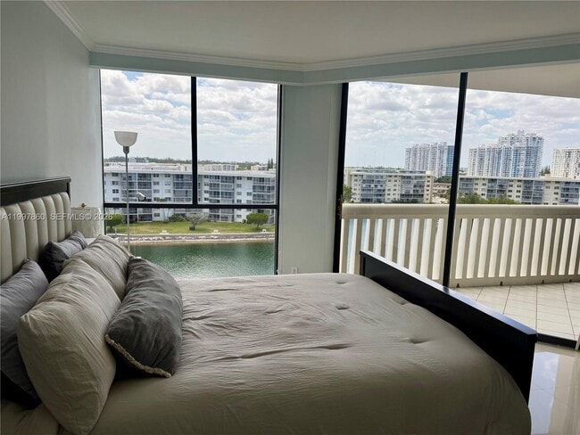 Building Photo - 1000 W Island Blvd