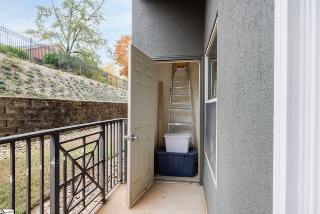 Building Photo - 1001 S Church St