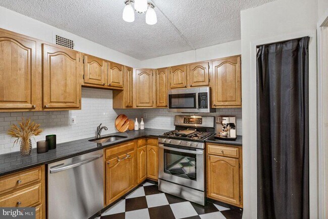 Building Photo - 5225 Pooks Hill Rd